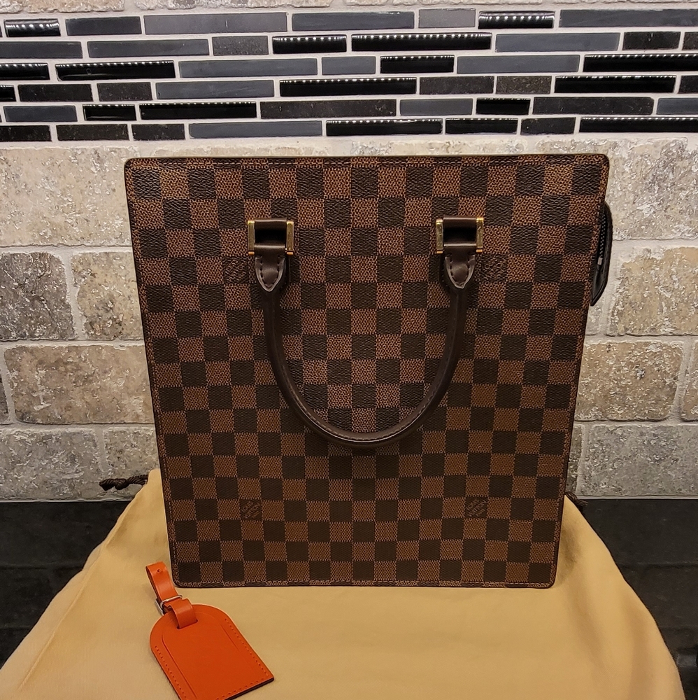 2002 Louis Vuitton Damier Ebene Venice Sac Plat in excellent condition.